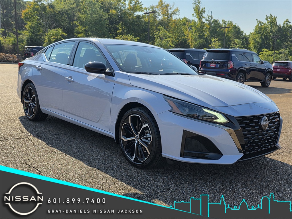 2025 Nissan Altima SR's photo