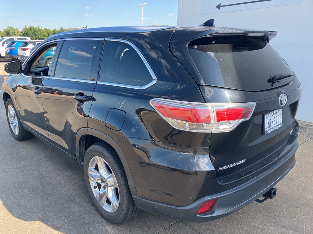 2016 Toyota Highlander LE photo 2