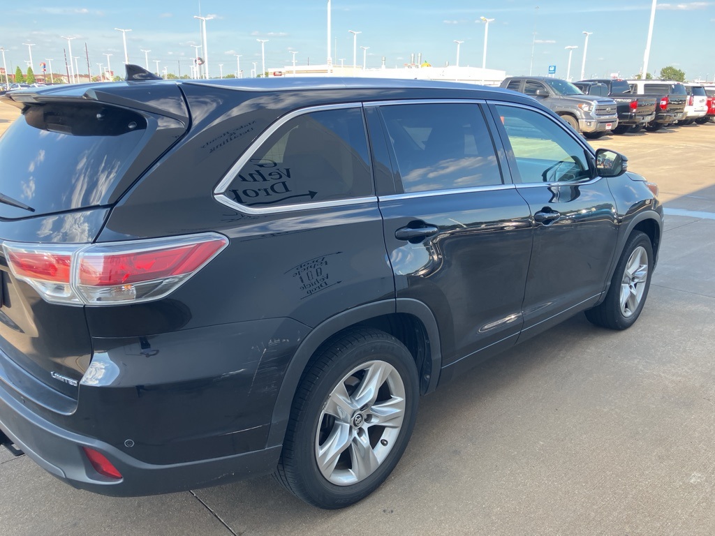 2016 Toyota Highlander LE photo 3