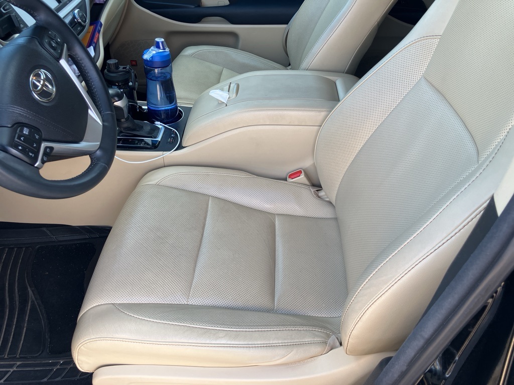 2016 Toyota Highlander LE photo 6