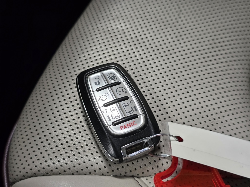 2020 Chrysler Pacifica Limited photo 32