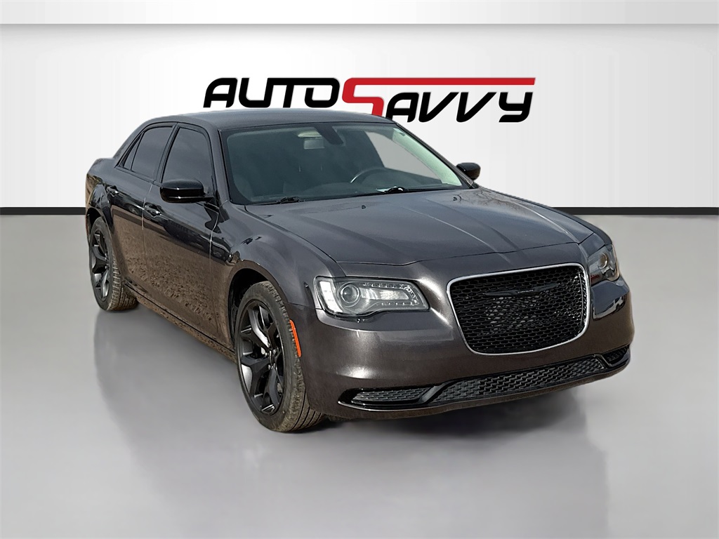 2022 Chrysler 300 Touring's photo