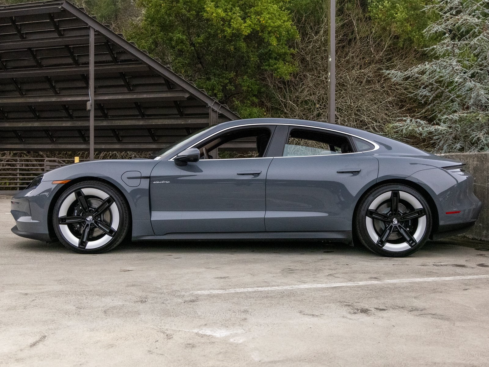 2025 Porsche Taycan 4 photo 2