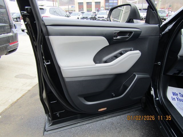 used 2022 Toyota Highlander car, priced at $23,999