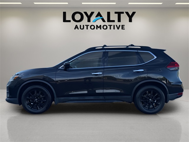 2017 Nissan Rogue SV photo 2