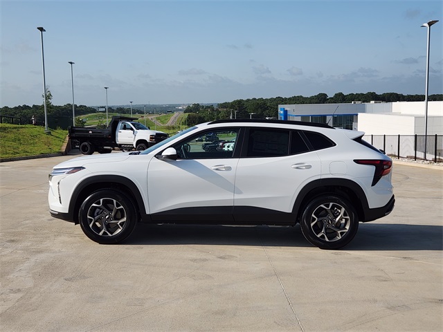 2025 Summit White Chevrolet Trax LT FWD SUV