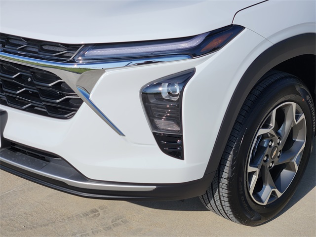 2025 Summit White Chevrolet Trax LT FWD SUV