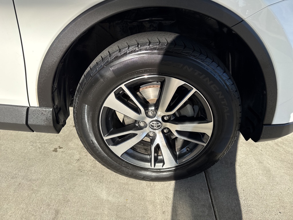 Used 2018 Toyota RAV4 XLE with VIN JTMRFREV5JD258281 for sale in Tumwater, WA