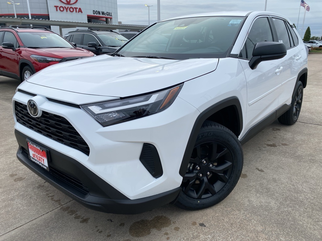 2025 Toyota RAV4 LE's photo