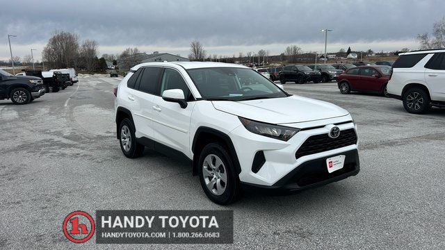 2022 Toyota RAV4 LE's photo