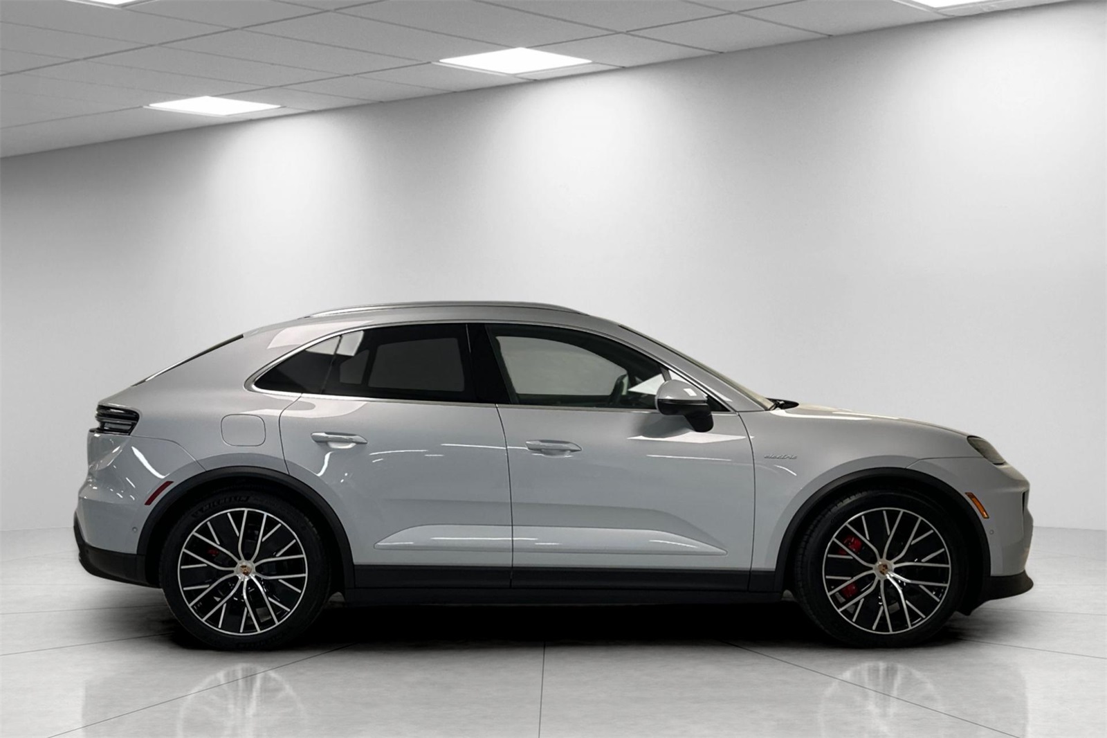 2025 Porsche Macan Electric S photo 9