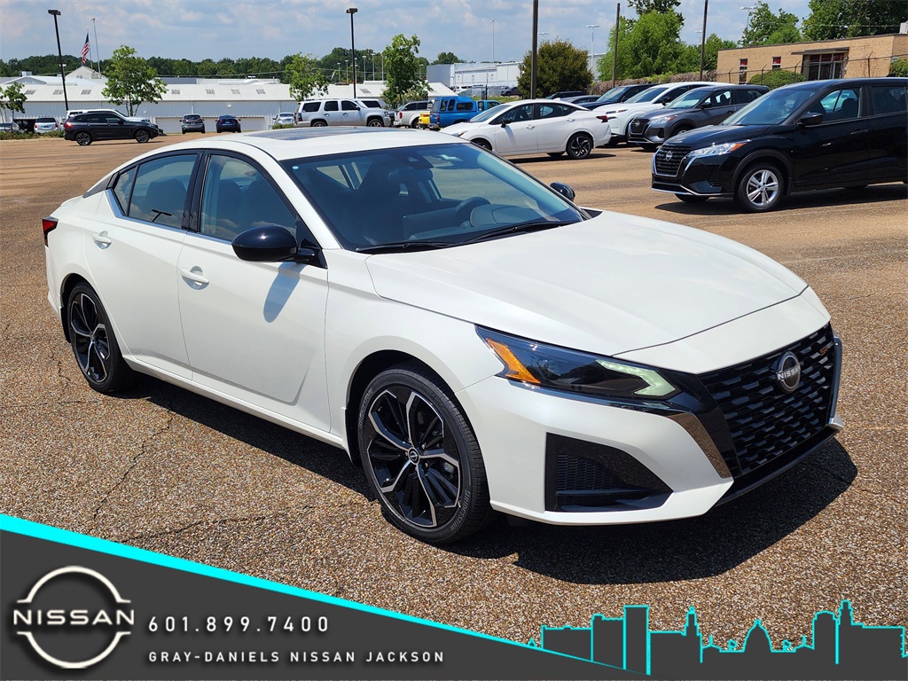 2025 Nissan Altima SR's photo