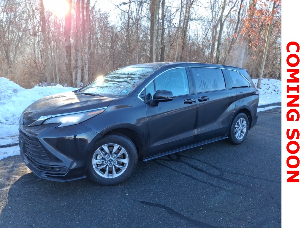 2024 Toyota Sienna LE's photo