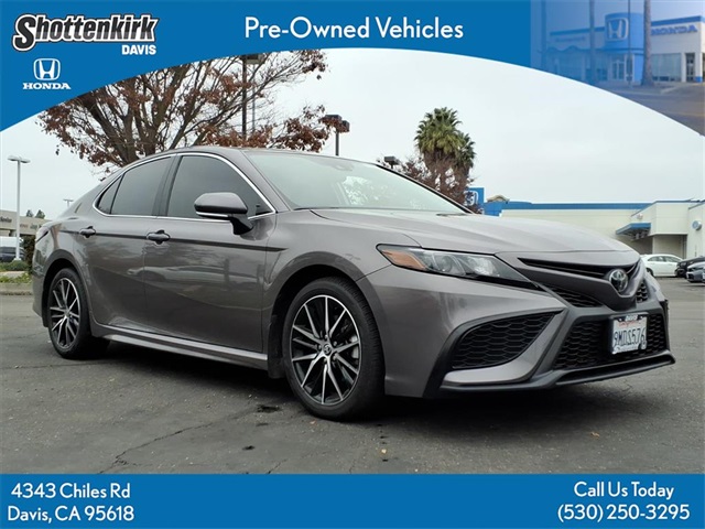 2024 Toyota Camry SE's photo