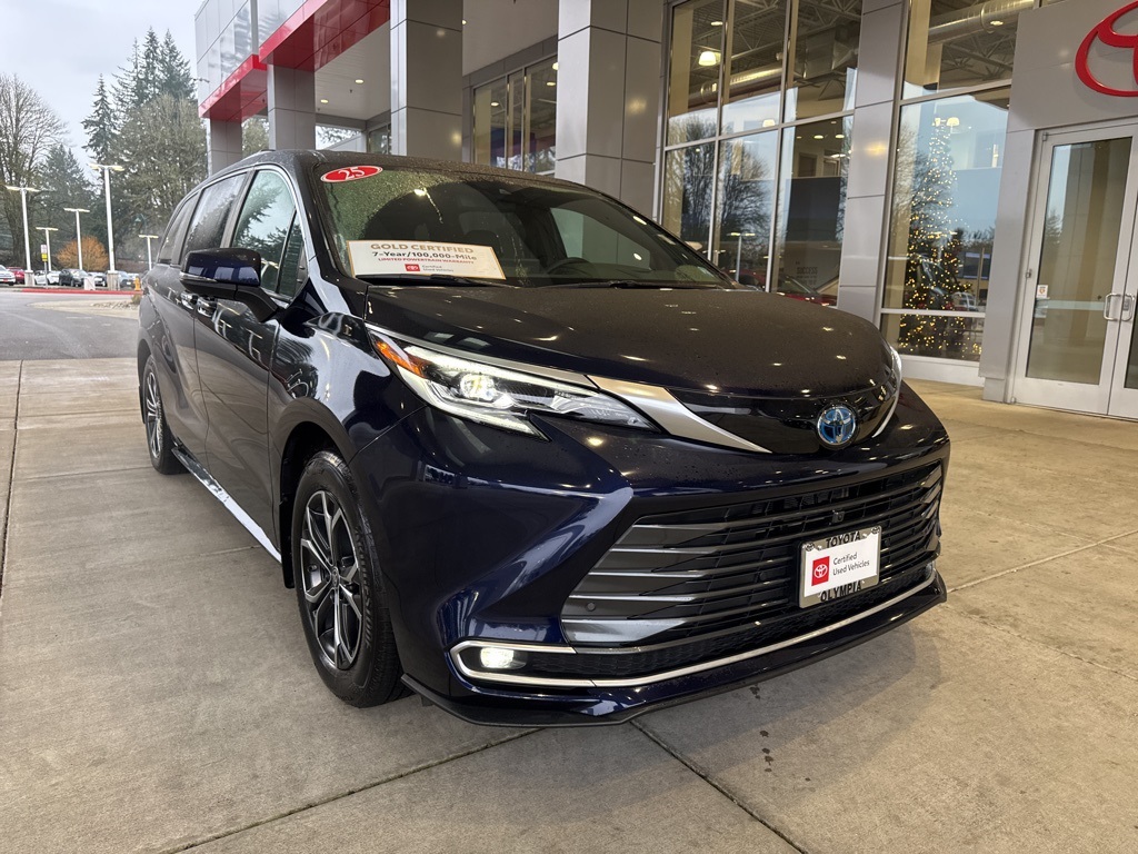 2025 Toyota Sienna Platinum's photo
