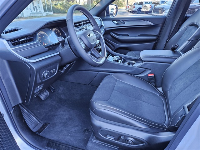 2025 Jeep Grand Cherokee L Altitude 4x2