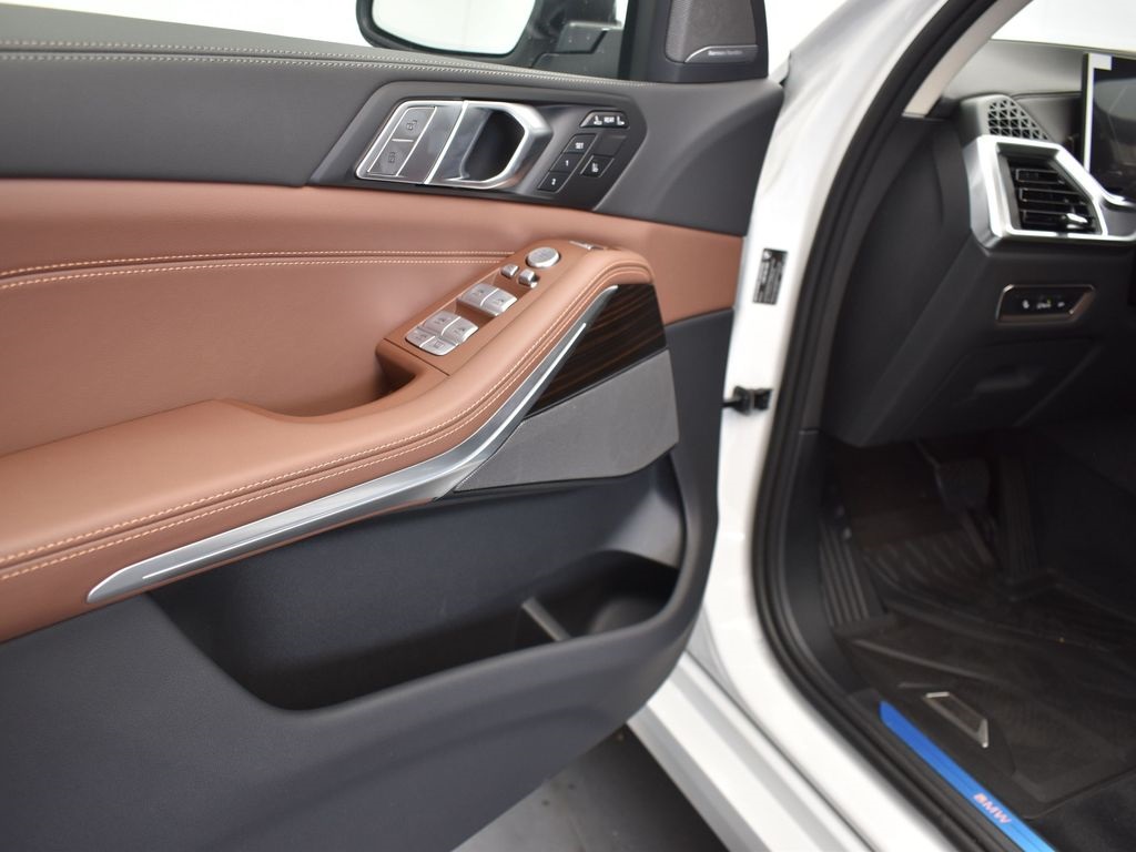 2026 Mineral White Metallic BMW X7 xDrive40i AWD SUV