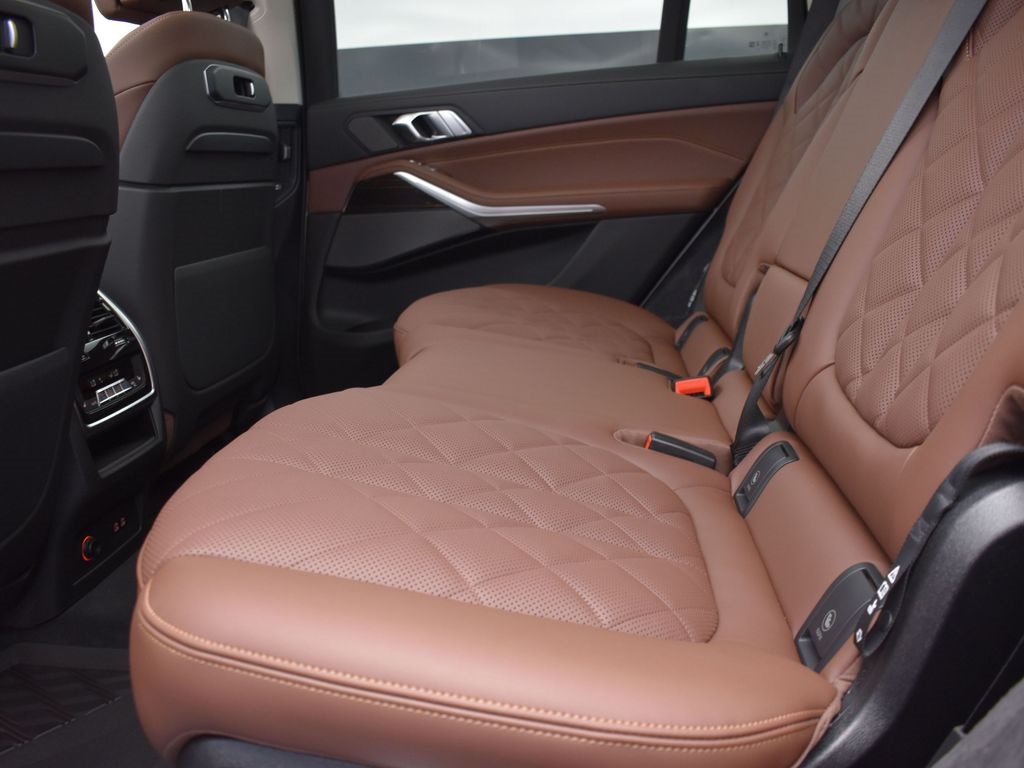 2026 Mineral White Metallic BMW X7 xDrive40i AWD SUV
