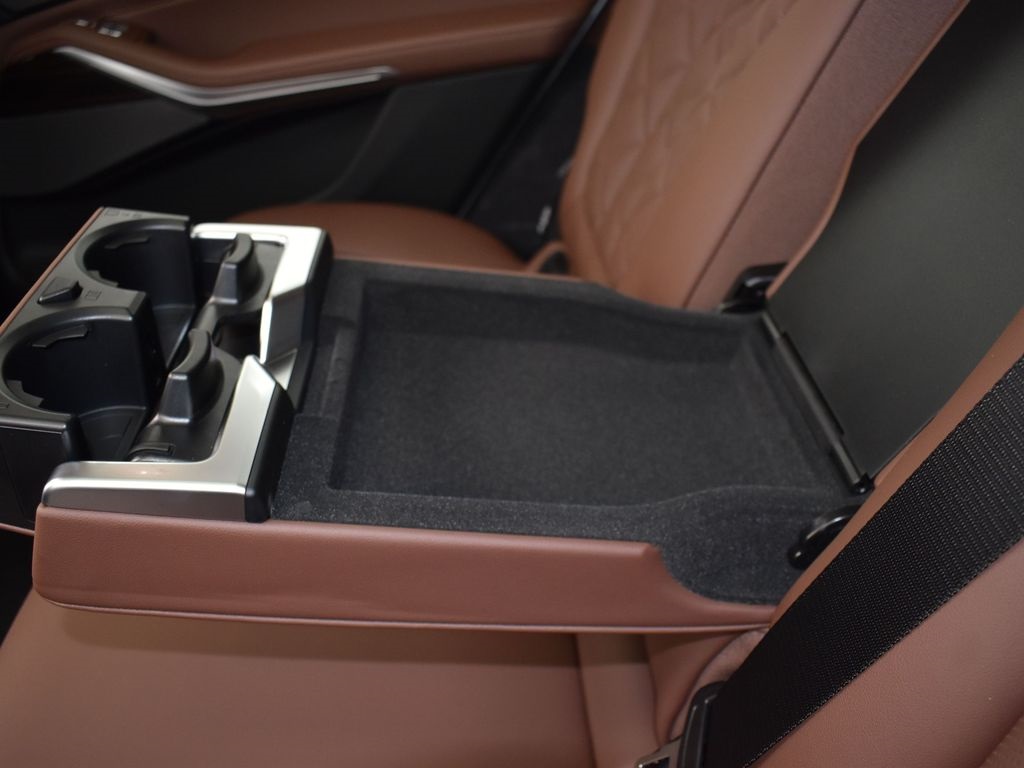 2026 Mineral White Metallic BMW X7 xDrive40i AWD SUV