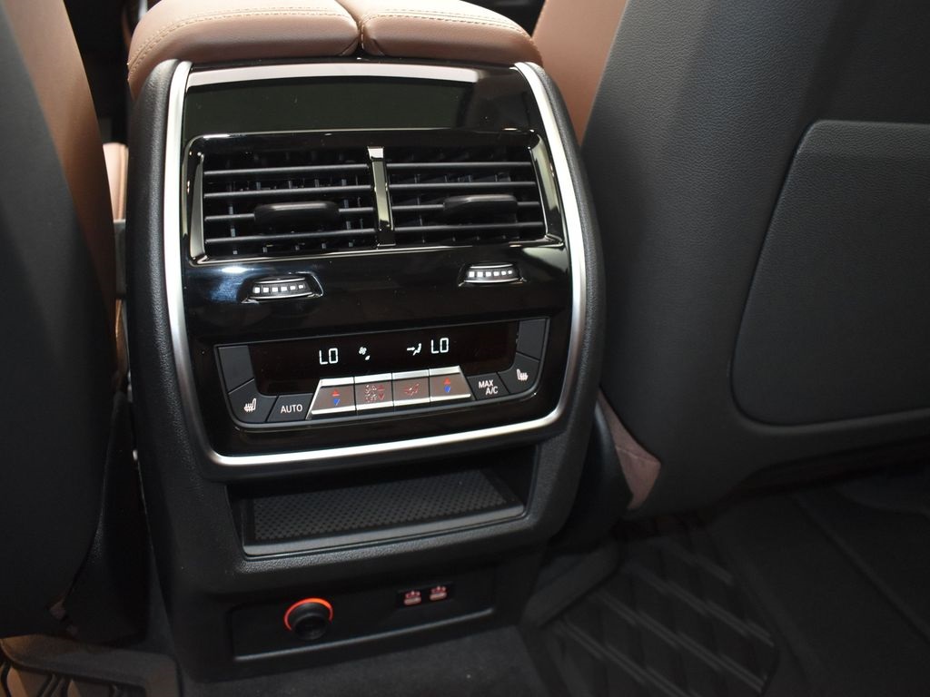 2026 Mineral White Metallic BMW X7 xDrive40i AWD SUV