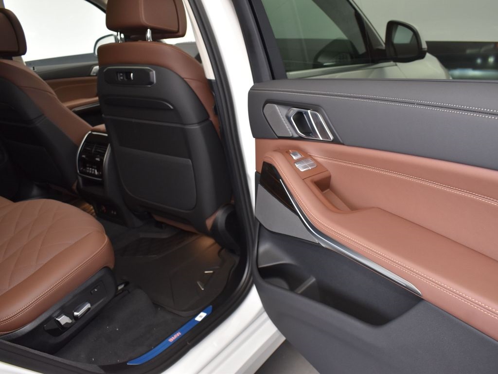 2026 Mineral White Metallic BMW X7 xDrive40i AWD SUV