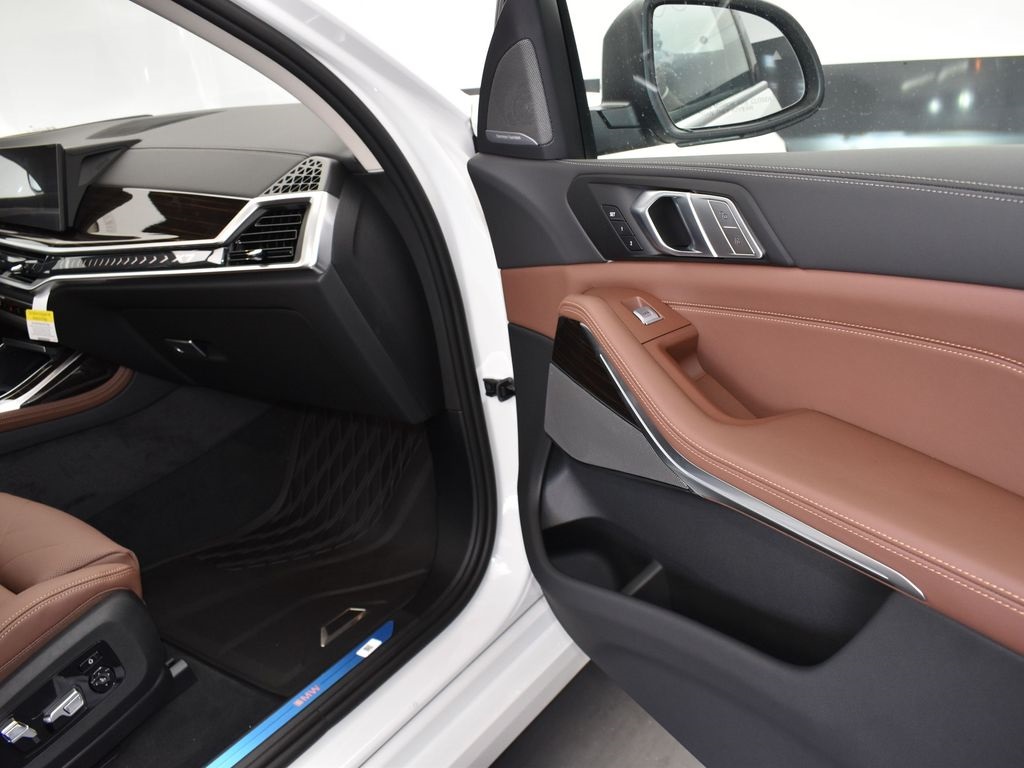 2026 Mineral White Metallic BMW X7 xDrive40i AWD SUV