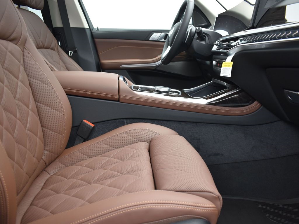 2026 Mineral White Metallic BMW X7 xDrive40i AWD SUV