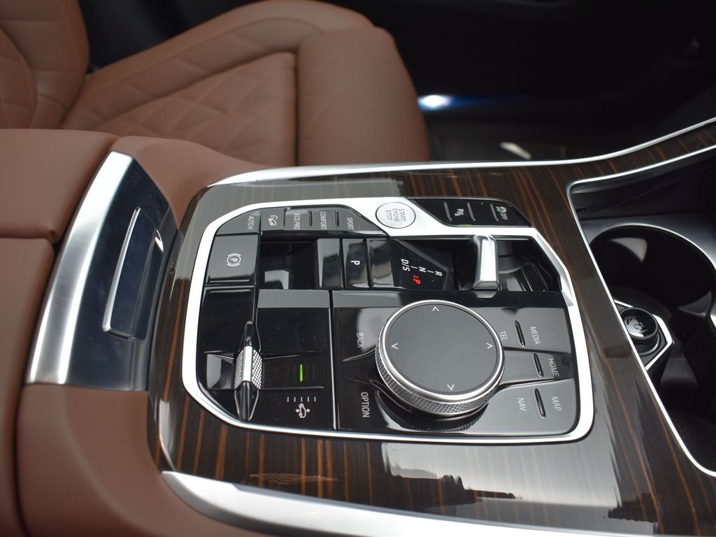 2026 Mineral White Metallic BMW X7 xDrive40i AWD SUV