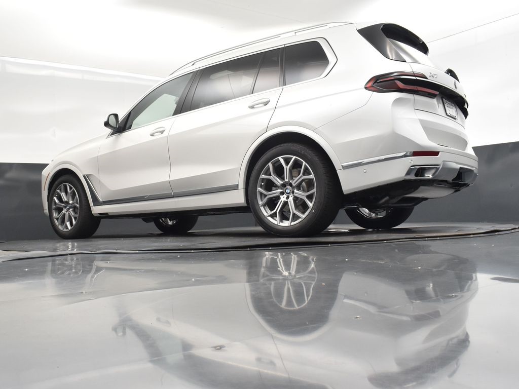 2026 Mineral White Metallic BMW X7 xDrive40i AWD SUV