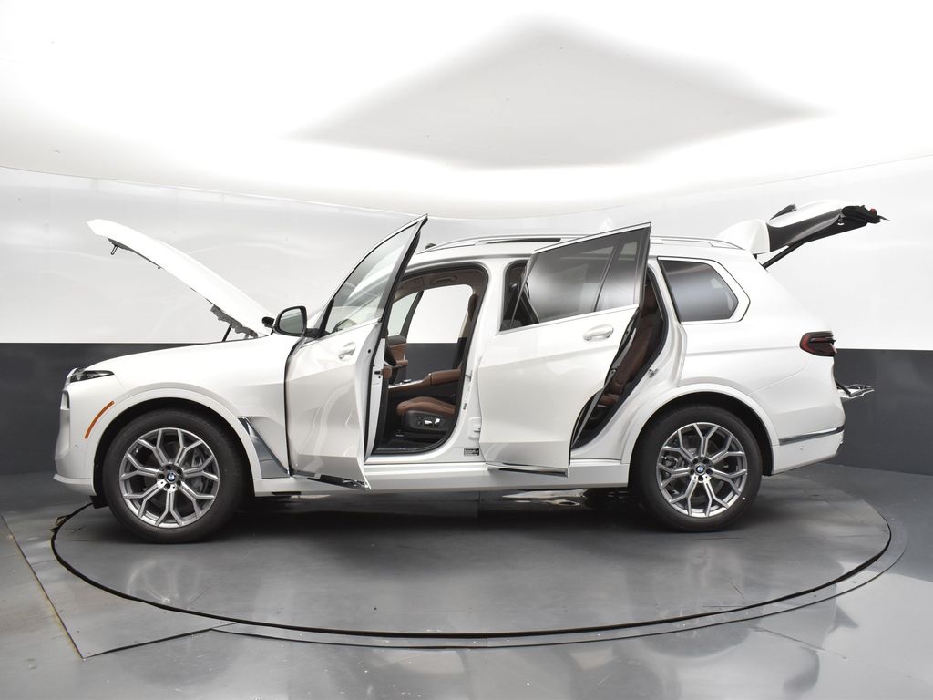 2026 Mineral White Metallic BMW X7 xDrive40i AWD SUV