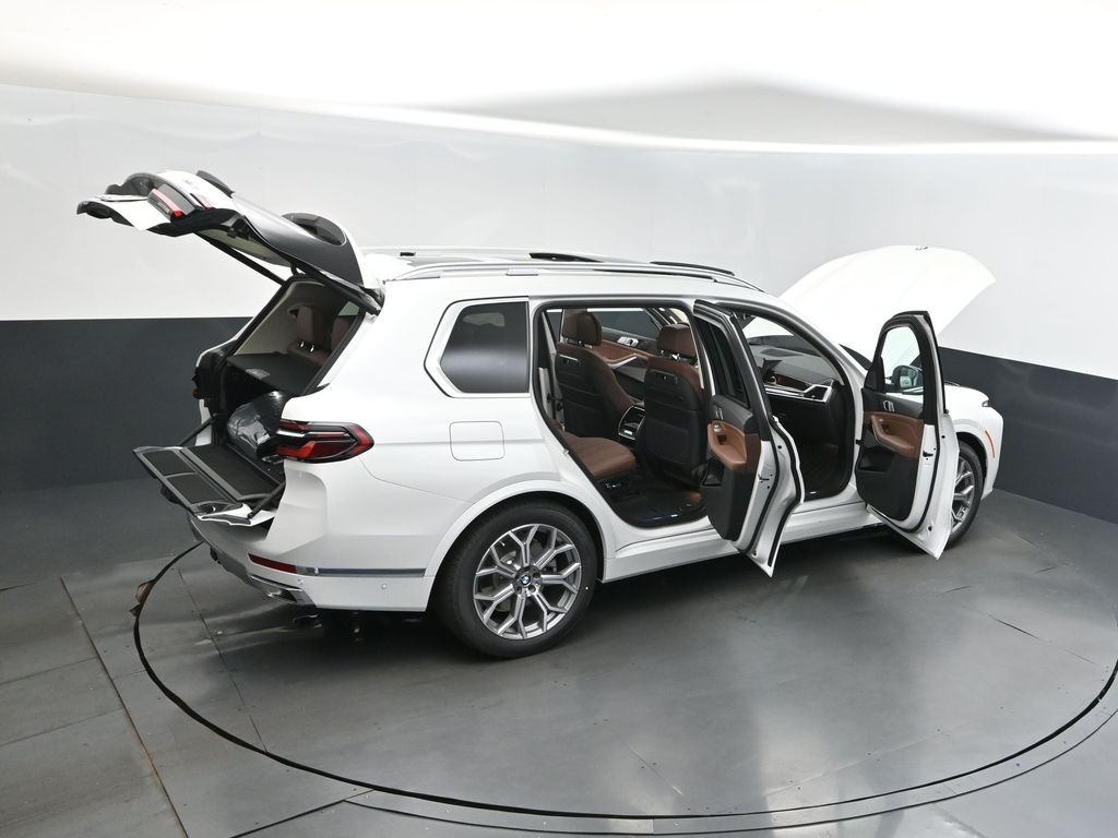 2026 Mineral White Metallic BMW X7 xDrive40i AWD SUV