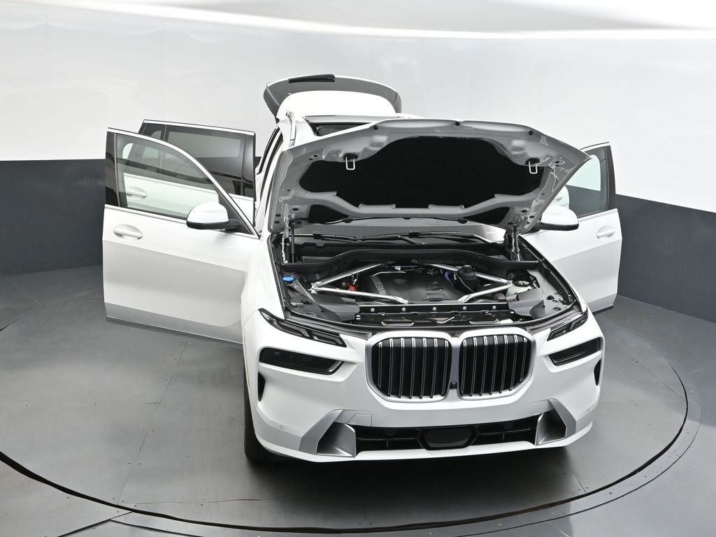 2026 Mineral White Metallic BMW X7 xDrive40i AWD SUV
