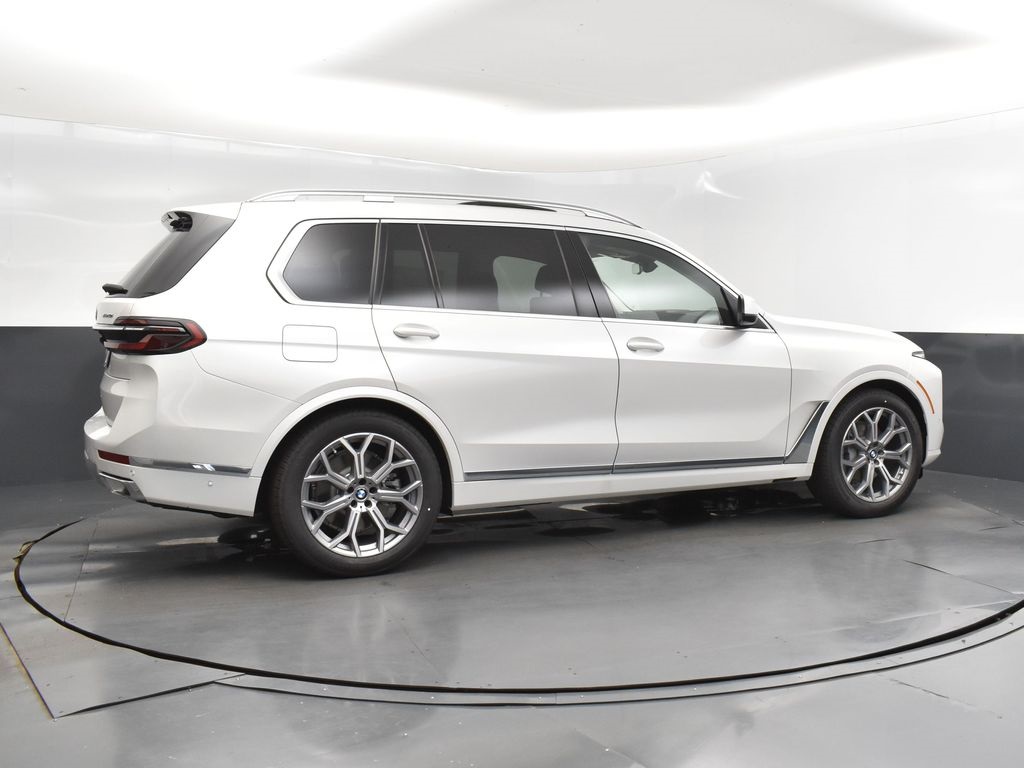 2026 Mineral White Metallic BMW X7 xDrive40i AWD SUV
