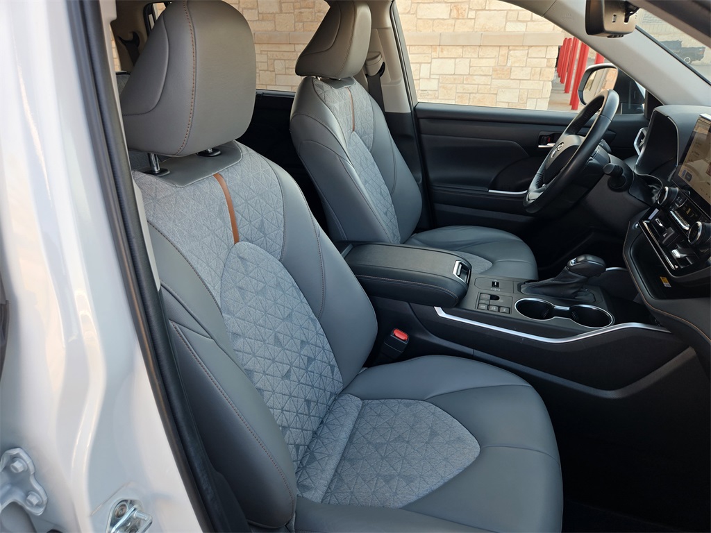 Used 2023 Toyota Highlander Hybrid SUV