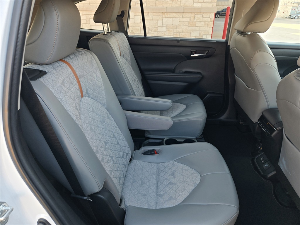 Used 2023 Toyota Highlander Hybrid SUV