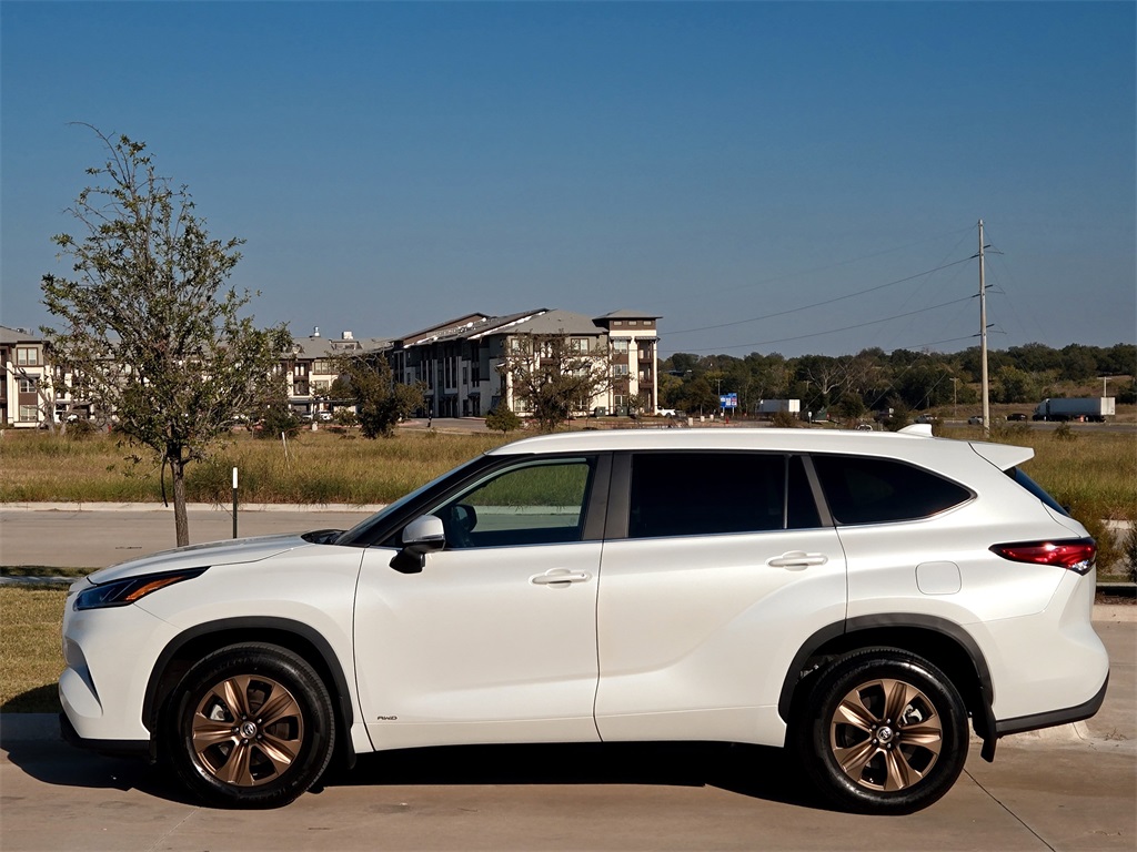 Used 2023 Toyota Highlander Hybrid SUV