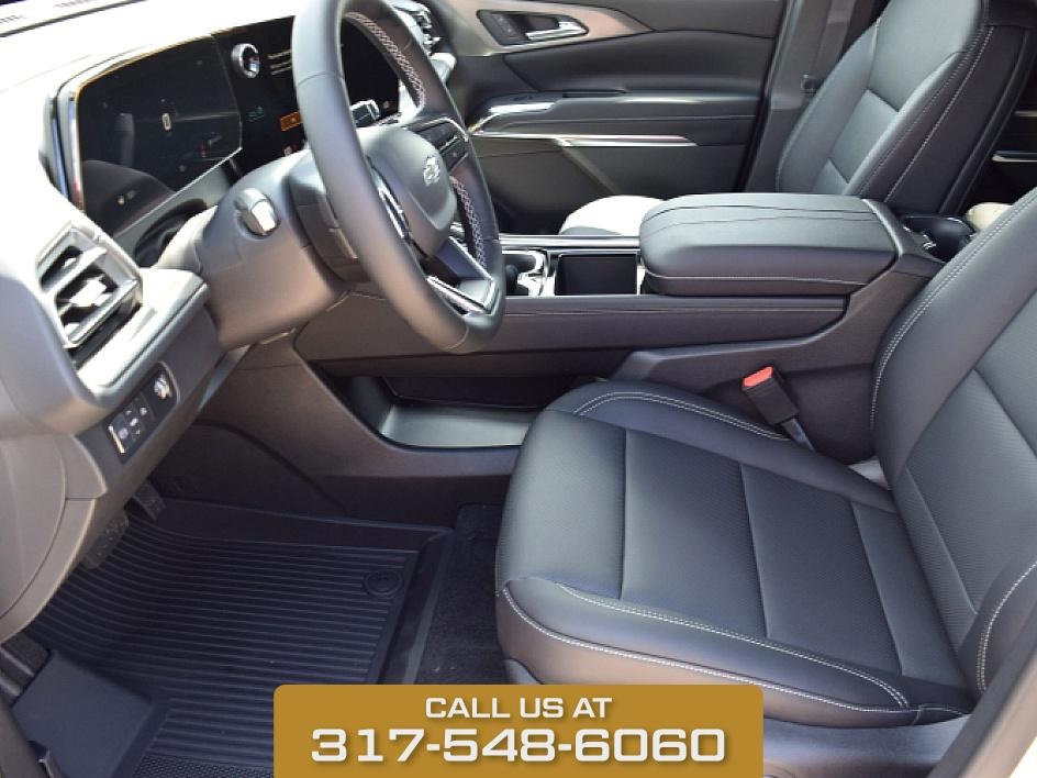 2025 Summit White Chevrolet Traverse LT FWD SUV