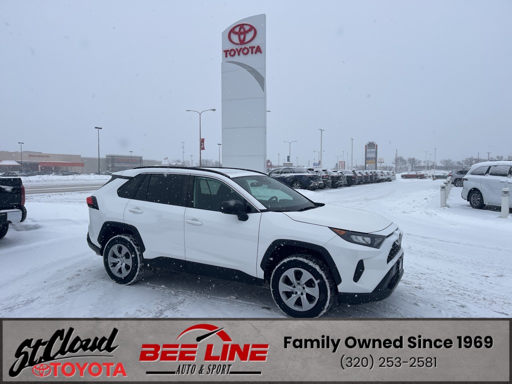 2021 Toyota RAV4 LE's photo