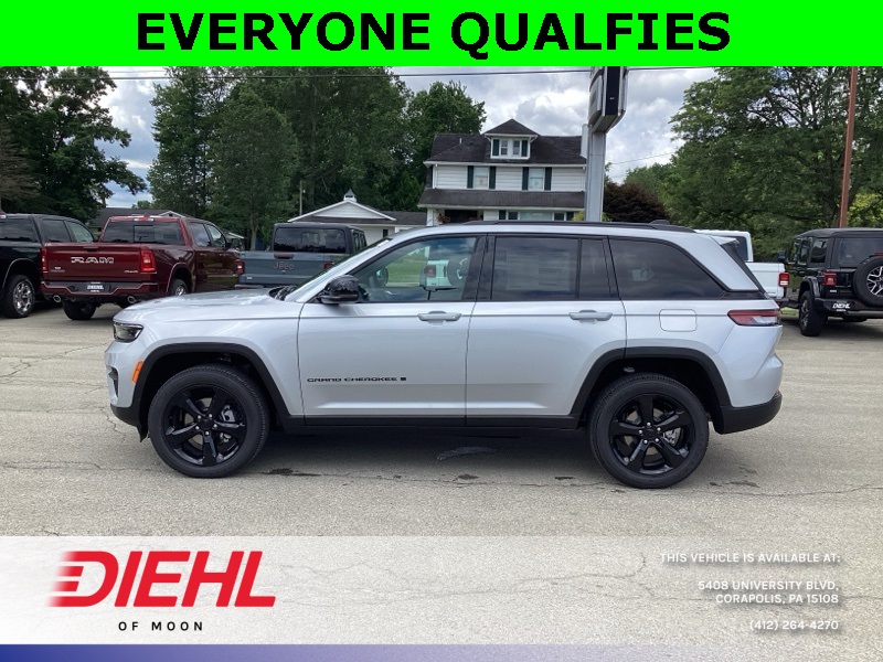 2025 Jeep Grand Cherokee Laredo photo 2