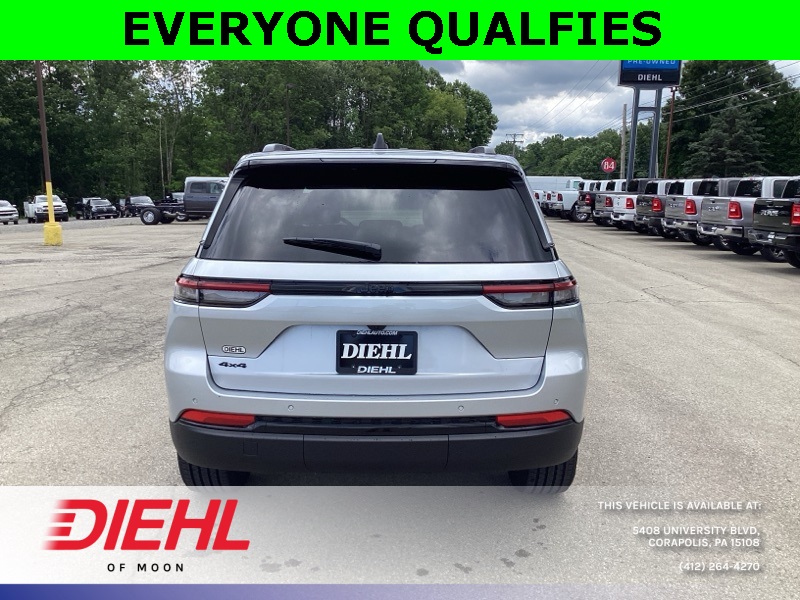 2025 Jeep Grand Cherokee Laredo photo 4