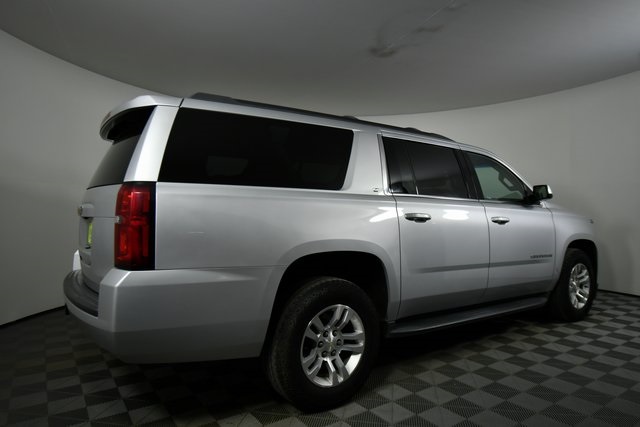 2017 Chevrolet Suburban LT photo 9