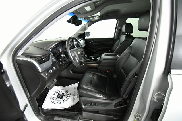 2017 Chevrolet Suburban LT photo 4