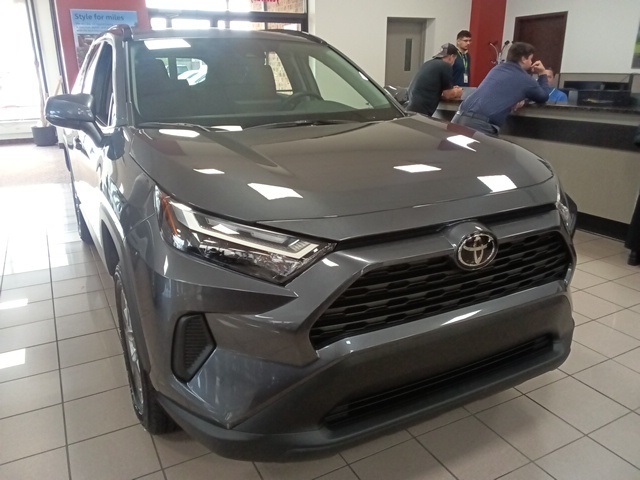 2025 Toyota RAV4 Hybrid XLE photo 2