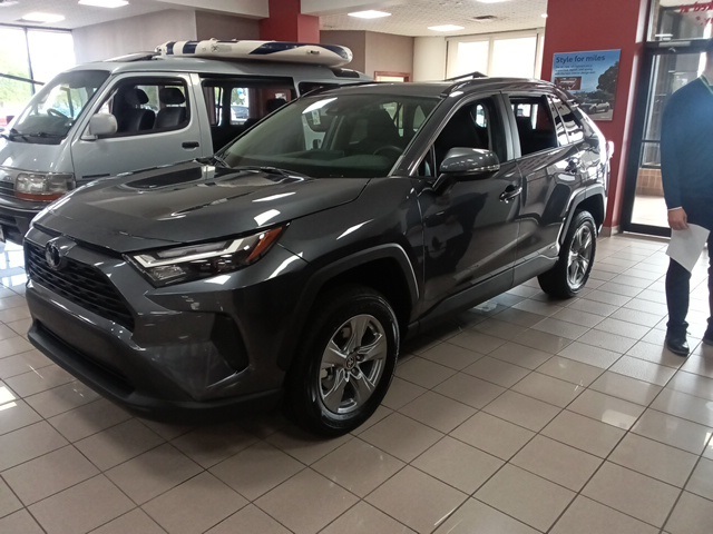 2025 Toyota RAV4 Hybrid XLE photo 3