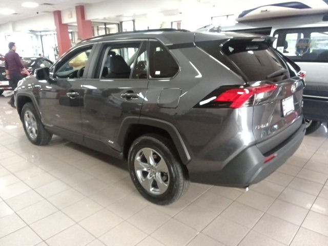 2025 Toyota RAV4 Hybrid XLE photo 4