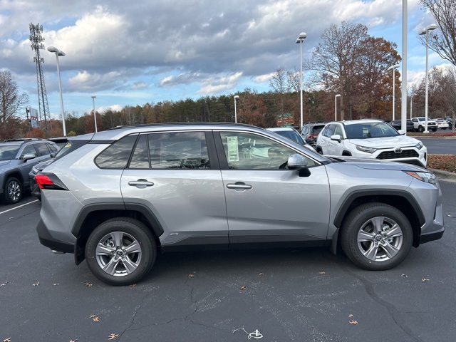 2025 Toyota RAV4 Hybrid XLE photo 4