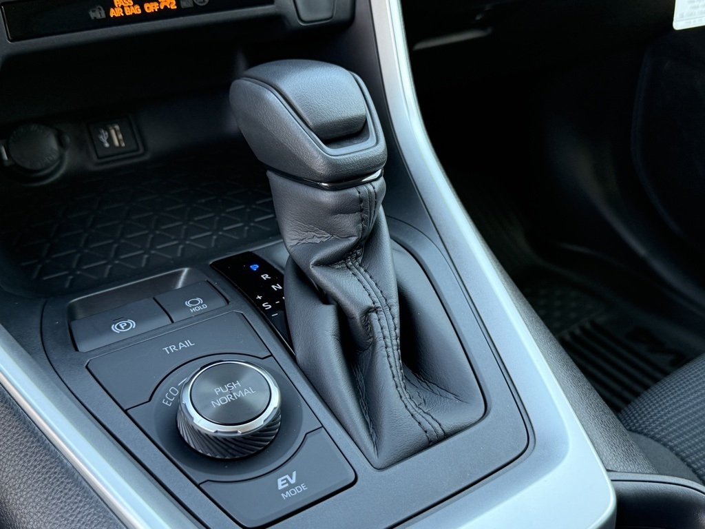 2025 Toyota RAV4 Hybrid LE photo 18