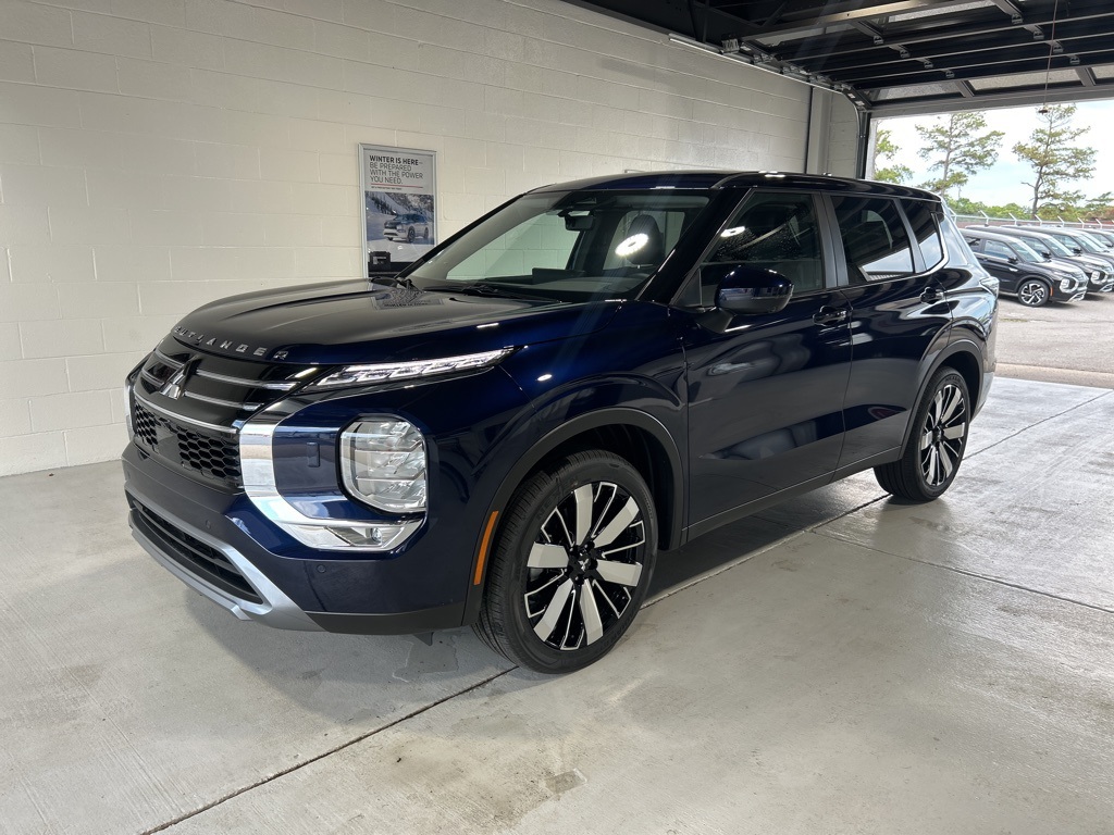 2025 Mitsubishi Outlander SE's photo