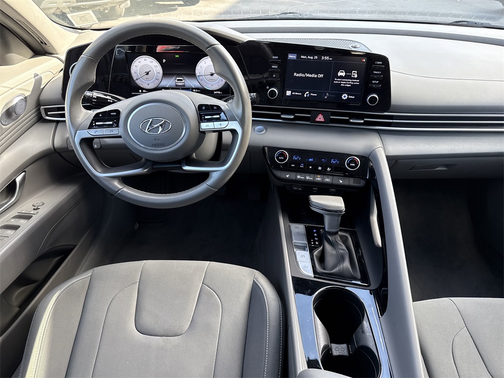 2022 Hyundai Elantra SEL Convenience photo 11