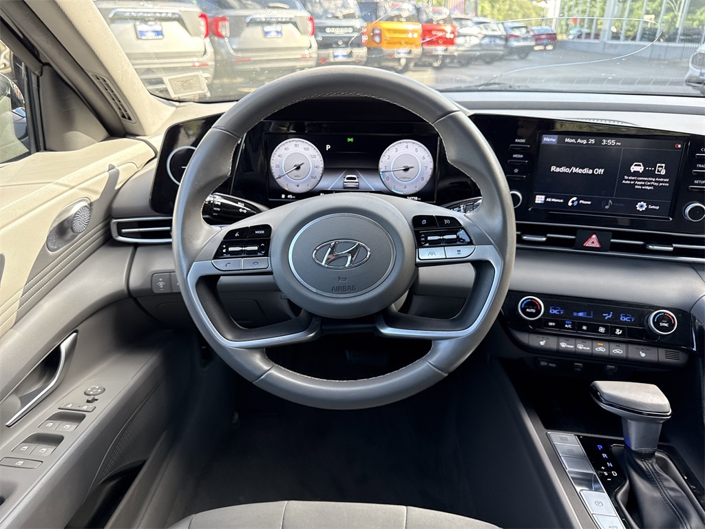 2022 Hyundai Elantra SEL Convenience photo 12